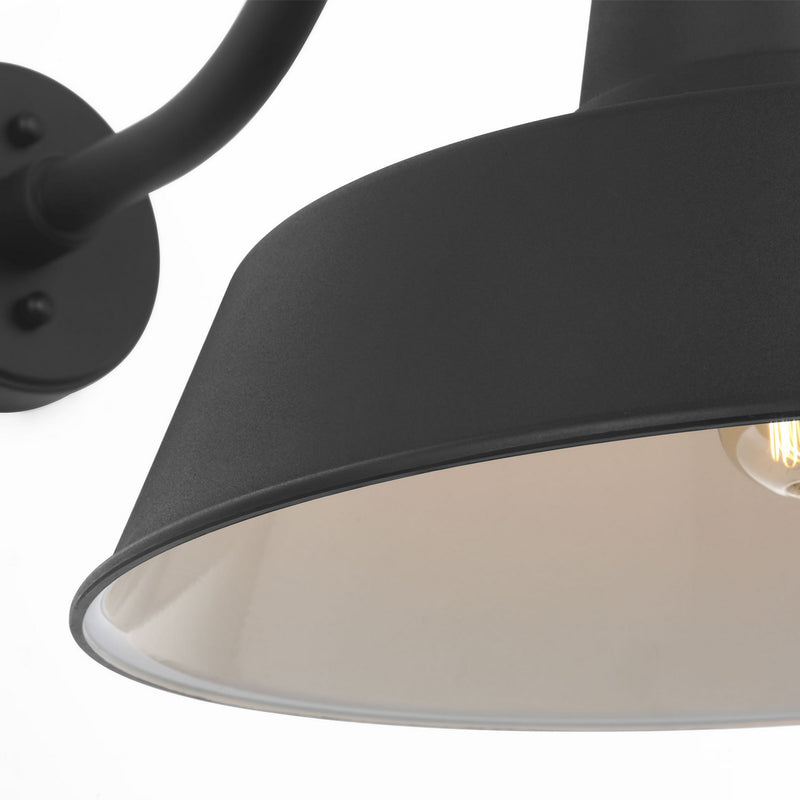 One Light Wall Lantern<br /><span style="color:#4AB0CE;">Entrega: 4-10 dias en USA</span><br /><span style="color:#4AB0CE;font-size:60%;">PREGUNTE POR ENTREGA EN PANAMA</span><br />Collection: Barn Light<br />Finish: Textured Black