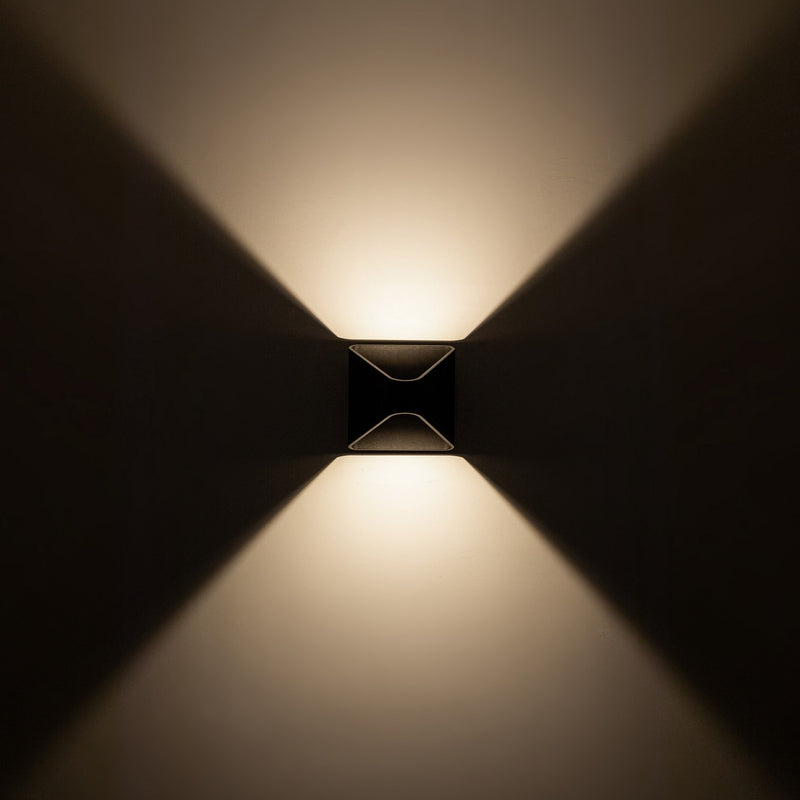 LED Exterior Wall Sconce<br /><span style="color:#4AB0CE;">Entrega: 4-10 dias en USA</span><br /><span style="color:#4AB0CE;font-size:60%;">PREGUNTE POR ENTREGA EN PANAMA</span><br />Collection: Ellis<br />Finish: Black