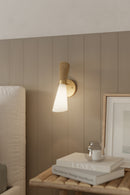 One Light Wall Sconce<br /><span style="color:#4AB0CE;">Entrega: 4-10 dias en USA</span><br /><span style="color:#4AB0CE;font-size:60%;">PREGUNTE POR ENTREGA EN PANAMA</span><br />Collection: Vantrel<br />Finish: Legacy Brass