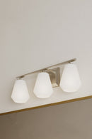 Three Light Vanity<br /><span style="color:#4AB0CE;">Entrega: 4-10 dias en USA</span><br /><span style="color:#4AB0CE;font-size:60%;">PREGUNTE POR ENTREGA EN PANAMA</span><br />Collection: Siena<br />Finish: Brushed Nickel