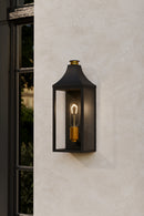 One Light Outdoor Wall Lantern<br /><span style="color:#4AB0CE;">Entrega: 4-10 dias en USA</span><br /><span style="color:#4AB0CE;font-size:60%;">PREGUNTE POR ENTREGA EN PANAMA</span><br />Collection: Hurstborne<br />Finish: Dark Matte Black