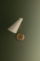 One Light Wall Sconce<br /><span style="color:#4AB0CE;">Entrega: 4-10 dias en USA</span><br /><span style="color:#4AB0CE;font-size:60%;">PREGUNTE POR ENTREGA EN PANAMA</span><br />Collection: Andersen<br />Finish: Patina Brass