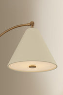 Three Light Chandelier<br /><span style="color:#4AB0CE;">Entrega: 4-10 dias en USA</span><br /><span style="color:#4AB0CE;font-size:60%;">PREGUNTE POR ENTREGA EN PANAMA</span><br />Collection: Clive<br />Finish: Patina Brass
