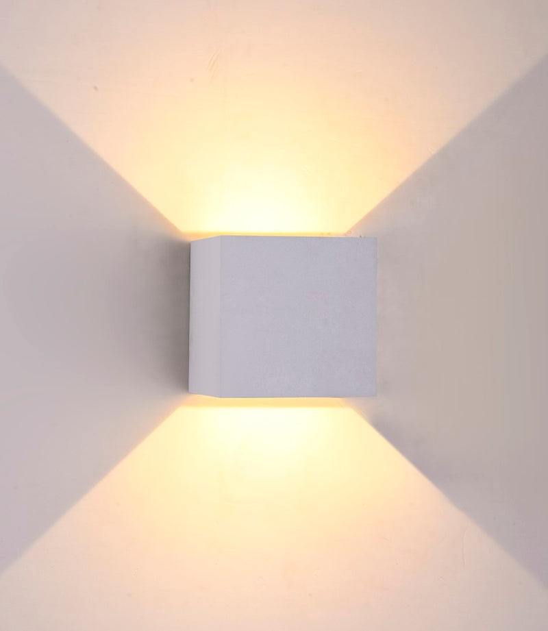 LÁMPARA DE PARED LED PARA EXTERIOR CON DISEÑO DE LUZ ARQUITECTONICO 2X3W 2700K.